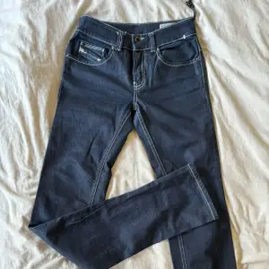 Väldigt snygga helt nya Diesel jeans i mörkblå. Passat tyvärr inte mig och säljer därför vidare. Storlek 27 men skulle även säga att de passar något mindre. Pris går att diskutera! 💙