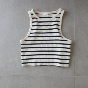 Randigt linne - Nyskick, använd max 7 gånger. Storlek M, andvändes av mig som brukar ha xs-s. Säljer pga att den inte kommer till andvändning och ligger och skräpar i garderoben💗