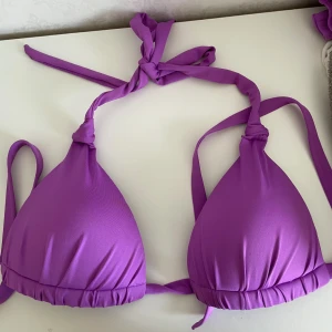 Bikini  - Säljer denna fina lila bikini💜 Underdelen och överdelen kommer tillsammans. Säljer pågrund av att den inte kommer till användning.