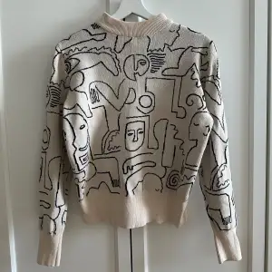 Super skön stickad tröja med unika mönster från Monki i storlek xs. Tröjan är sparsamt använd och i gott skitt💕