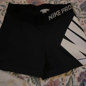 Nike PRO shorts - Säljer mina Nike PRO tränings shorts då dom inte passar mig längre. Alla detaljer sitter kvar och dom är storlek S💞