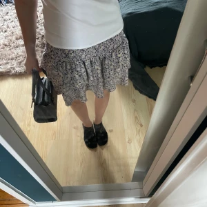 Blommig kjol 💞 - Blommig Volangkjol från Gina Köpt förra året, jätte fint skick 🤗