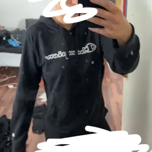 Säljer denna hoodie då jag rensar garderoben 
