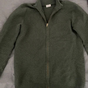 John Henric Cardigan Storlek M - John Henric Cardigan i storlek M som är i bra skick och använd endast ett fåtal gånger. Köpt för ca 1000 kr i butik.