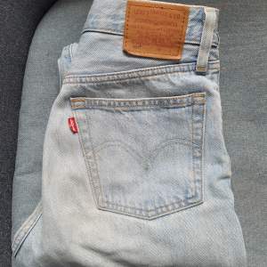 Ett par fina jeans som inte längre kommer till användning.