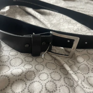Bälte från H&M  - Bälte från H&M i storlek 70. Säljer då det är för litet för mig och för att jag inte använder det! Nyskick använt kanske 2 gånger 