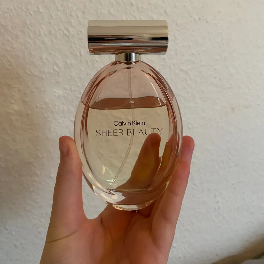 Calvin Klein parfym sheer beauty eau de toilette, den är andvänd som man kan se derför är priset så billigt . Övrigt.