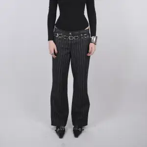 Randiga jeans, innerbenslängd 78cm, midjemått 80cm, modellen är 169cm