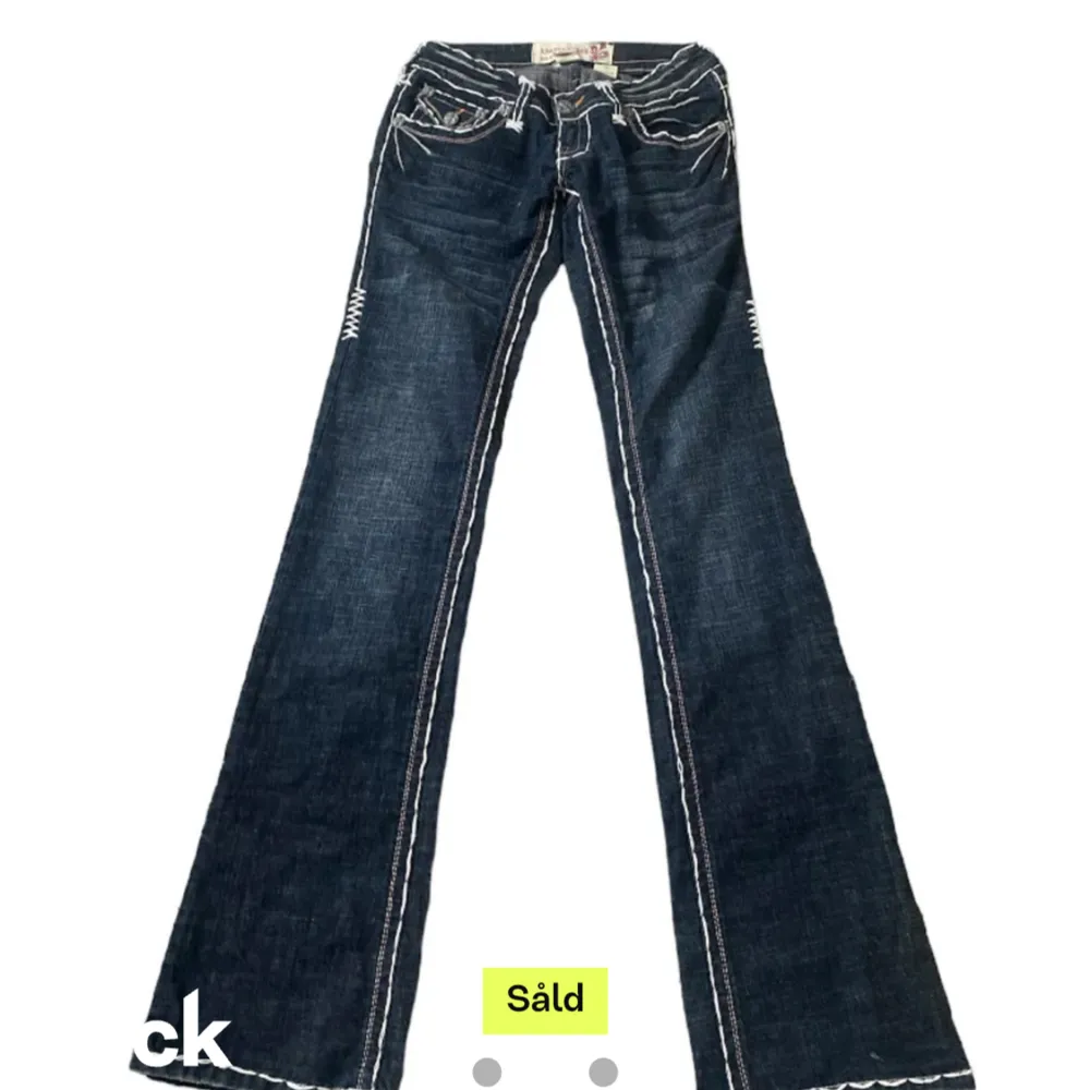 Sååå coola och unika jeans från märket Laguna! Säljer då de tyvärr är lite försmå för mig. Mått: midja/höft - 36 cm, innerbenslängd - 86 cm, Ytterbenslängd - 106 cm Dragkedjan hackar ibland men den går att dra upp.. Jeans & Byxor.