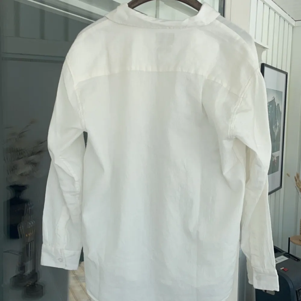 🔵 säljer nu två linneskjortor i toppskick, helt oanvända, den vita är storlek S men passar även M, blåa är storlek M, 150 för båda, vid minsta fundering är det bara att höra av sig 🤝. Skjortor.