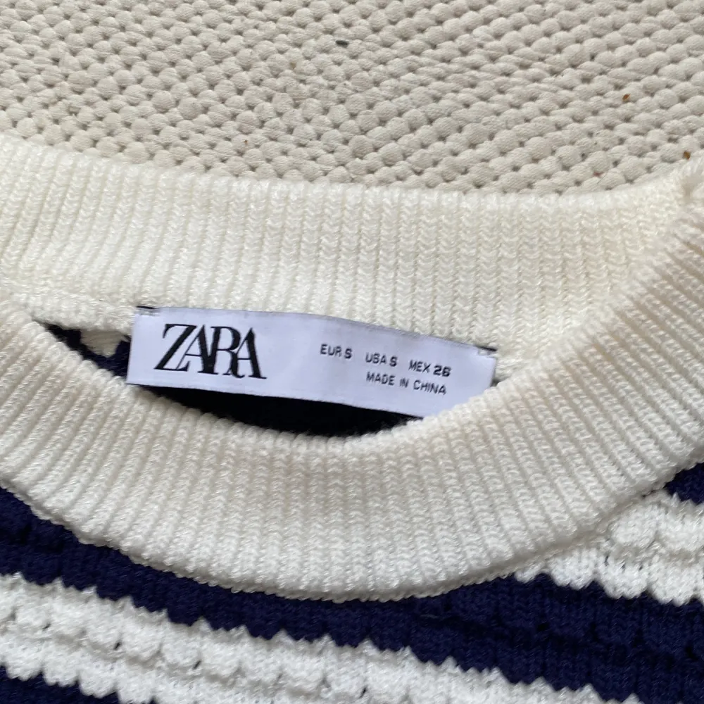 En vit blå kortarmad tröjafrån Zara, som är i bra skick och har använts en gång. . Toppar.