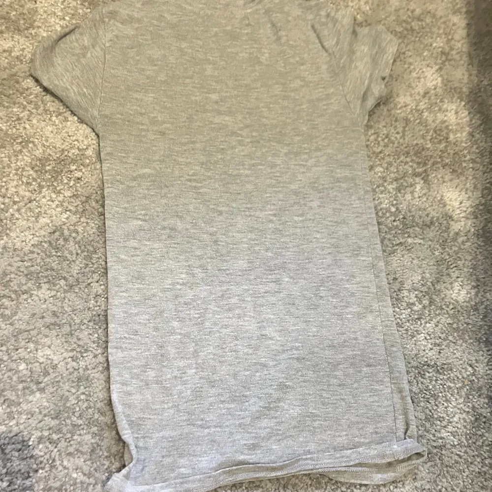 En jätte fin grå t-tröja i storlek s. Den är väldigt tight i passformen men är också väldigt stretchig och passar d flesta.🩶🩶💕💕. T-shirts.