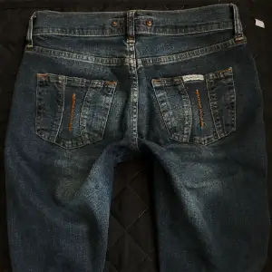 Jättefina jeans från fornania med snygga fickor, säljer då de tyvärr var för korta för mig. Innerbenslängd: 80cm, midjemått rakt över:39cm. Förra ägarens bilder! Tveka inte att skriva om ni har några frågor🫶🏻