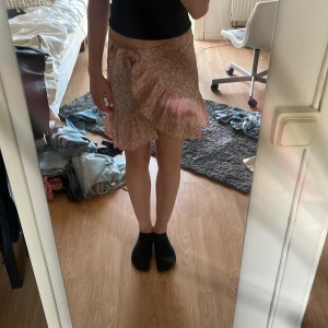 Kjol  - Säljer denna super gulliga kjol då den är alldeles för liten men u bra skick och super söt