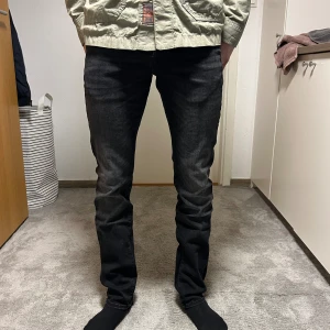 Jeans  - Säljer min killes jeans från Jack and Jones. Dom är knappt använda och därmed i nyskick👌🏽skriv för frågor 