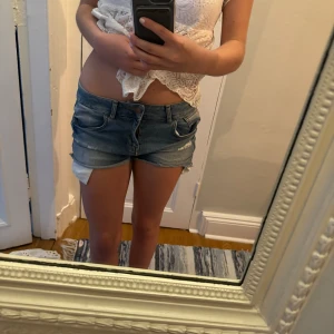 Lågmidjade jeansshorts  - Säljer ett par shorts som är lågmidjade från Ltb Bra skick  Storlek M men passar S-M