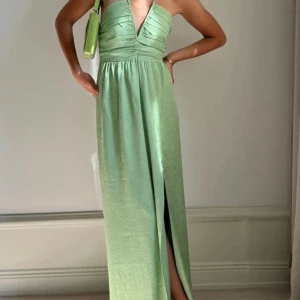 Balklänning / aftonklänning / långklänning   - Långklänning från Adore   Aldrig använd eller testad! 