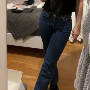 Weekday jeans - Säljer dessa helt oanvända weekday jeansen i modellen Pin, storlek 27/30. Midwaist modell i en fin mörkblå färg, säljer då de ej kommer till användning..🩷