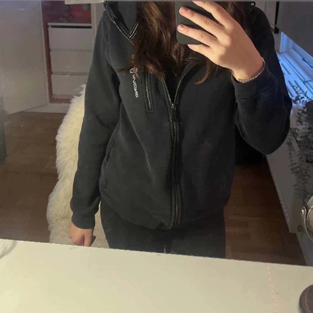 Nyskick sail racing zip hoodie. Säljer på grund av att jag inte använder den. Skriv om du har frågor!❤️. Hoodies.