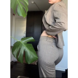 Vintage kostymset - Väldigt fint kostymset i linneaktigt material. Byxorna är lågmidjade och kavajen figursydd! 🌻