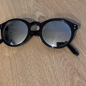 Jättefina solglasögon med spegelglas! Tror att de är från Lindex men är osäker, har inte använd dem utan de har bara förvarats! 