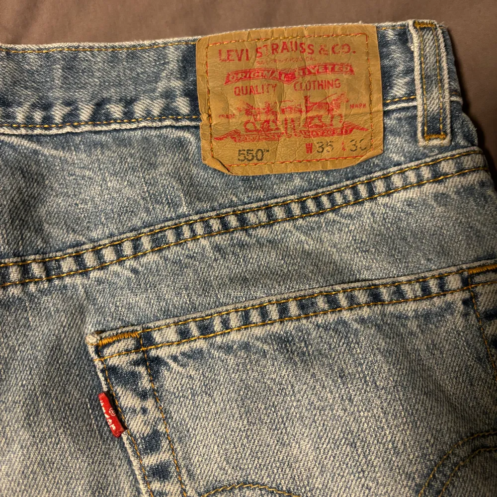 Säljer mina Vintage Levi’s 550 jeans då de har blivit förstora. Modellen är relaxed och de har en skön tvätt.  Hör av dig vid intresse eller om du har fler frågor☺️. Jeans & Byxor.
