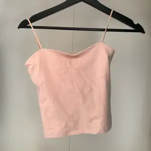 Säljer detta rosa linnet som inte kommer till användning, tvättar  såklart innan jag skickar det. Om du skulle vilja ha detta linne i grått så kan du gå in på min profil så finns det där! 🩷