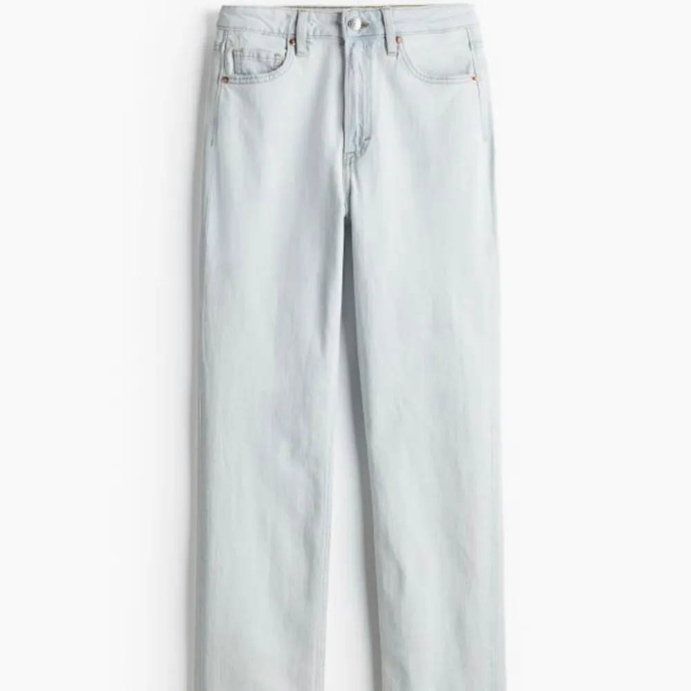 Säljer dessa snygga ljusblå jeans från H&M i modellen Slim Straight High Jeans då de är lite stora. Fint skick!💘. Jeans & Byxor.