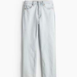 Säljer dessa snygga ljusblå jeans från H&M i modellen Slim Straight High Jeans då de är lite stora. Fint skick!💘