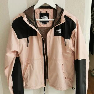 The north face jacka  - Säljer min favorit vindjacka. Slutsåld. Så himla snygg!! Nypris ca 1000 :- finns en fläck på framsida ficka hö. Obehandlad, borde gå bort i tvätten
