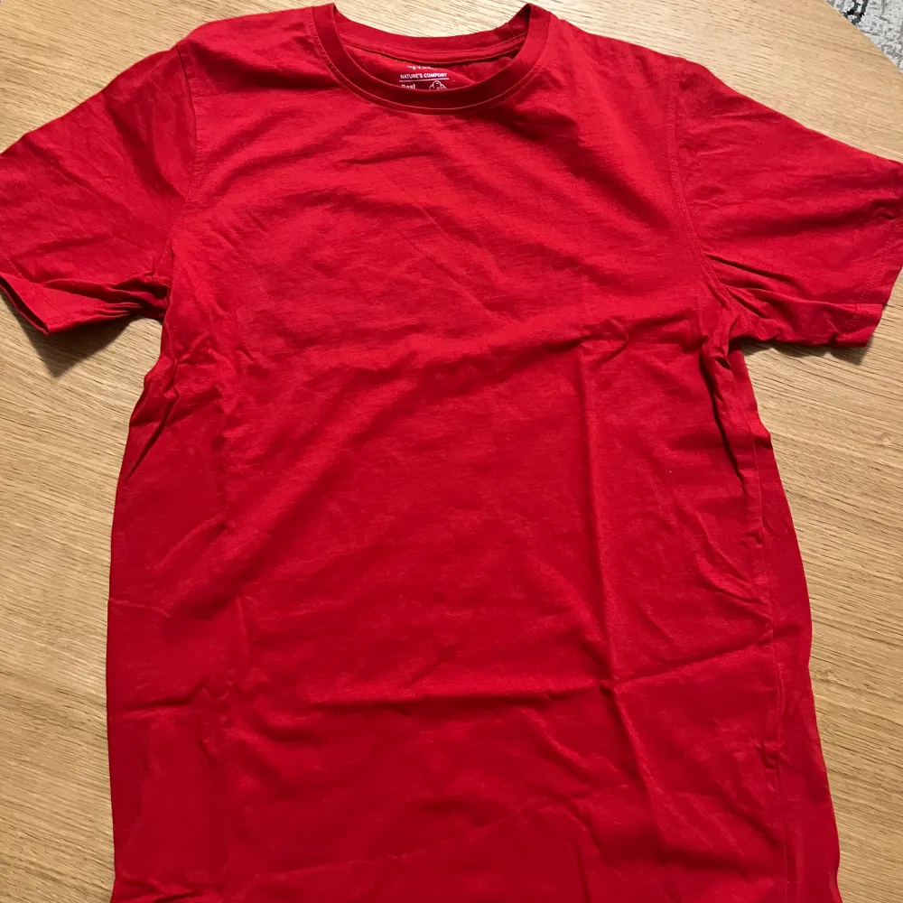 Röd T-shirt i storlek Small. Den är använd ett par gånger men Säljer nu pågrund av att den har blivit för liten på mig. . T-shirts.