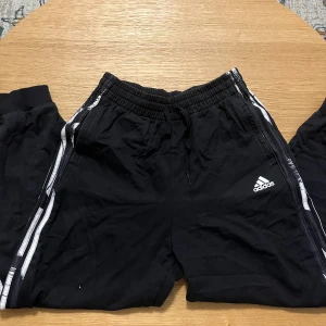 Oversized adidas mjukisbyxor. - Svarta adidas mjukisbyxor k storlek S. De passar också M. De är så sjukt sköna och de är oversized