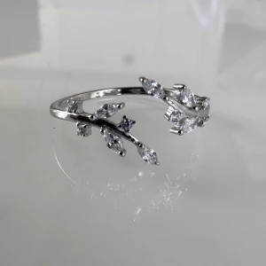 Elegant stilren ring 💍  - Helt underbar! Justerbar passar alla storlekar. Rostfri, nickelfri & i nyskick!  Stilren ring passar för alla tillfällen, glittrar och skiner ✨🤩