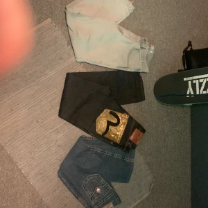 As feta jeans  - Ett par true religion jeans ett par evisu jeans och ett par polar 93 jeans alla as feta. Skick på 93 5/10,Skick på evisu 9/10,Skick på true religion 8/10. Evisu för 550, True religion 500, 93 200🙏🙏🙏😍😍😍