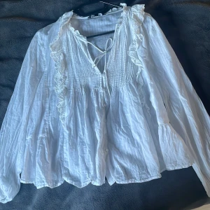 Linne blus - Vit vacker linne blus/linneskjorta perfekt till sommaren. Knappt använd och har inga defekter💗storlek medium. Skriv vid intresse!