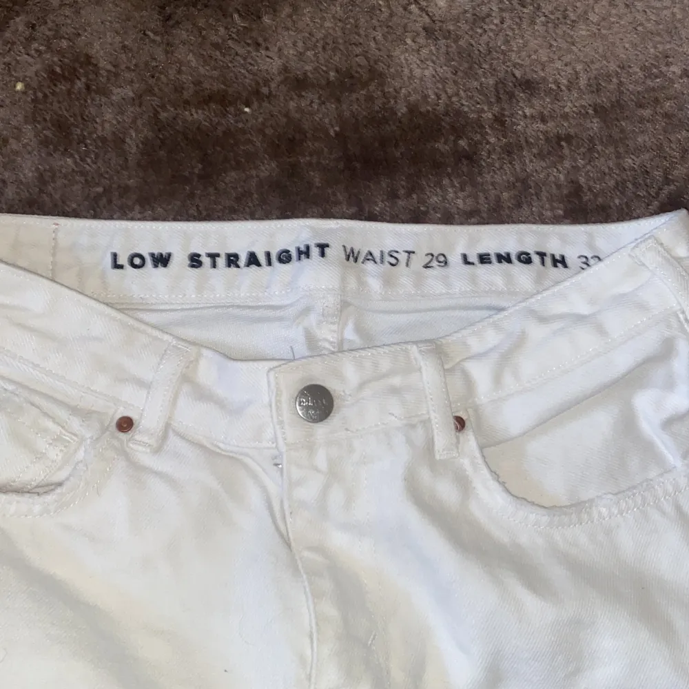 Lågmidjade vita jeans. Aldrig använda då det är lite förstora för mig. . Jeans & Byxor.