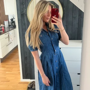 Vintage jeansklänning - Jeansklänning köpt 1970 i Österrike❣️ Jättefint skick och väldigt välgjord