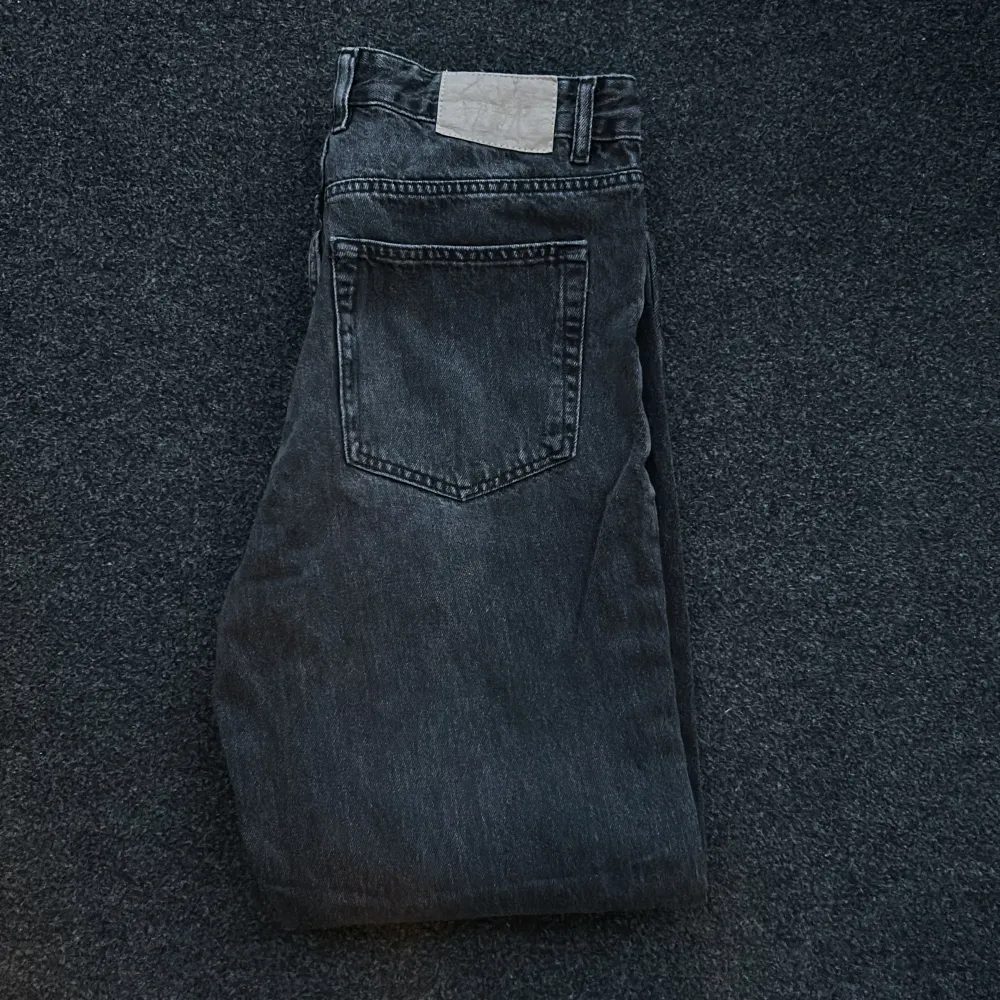 Svarta Pull and Bear jeans i felfritt skick! Regular fit. Nypris runt 500. Säljes då de ej används längre.. Jeans & Byxor.