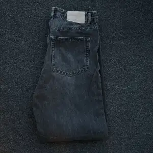 Svarta Pull and Bear jeans i felfritt skick! Regular fit. Nypris runt 500. Säljes då de ej används längre.