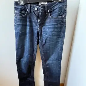 Jeans köpta second hand men de var för små. Skicka om du vill ha bild på hela jeansen.