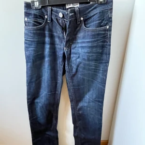 Jeans - Jeans köpta second hand men de var för små. Skicka om du vill ha bild på hela jeansen.