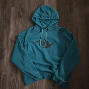 Hoodie - En turkos hoodie, bra skick utan fläckar o hål🫶 använd men fortfarande snygg🤍  Vet inte vilket märke det är🤷‍♀️