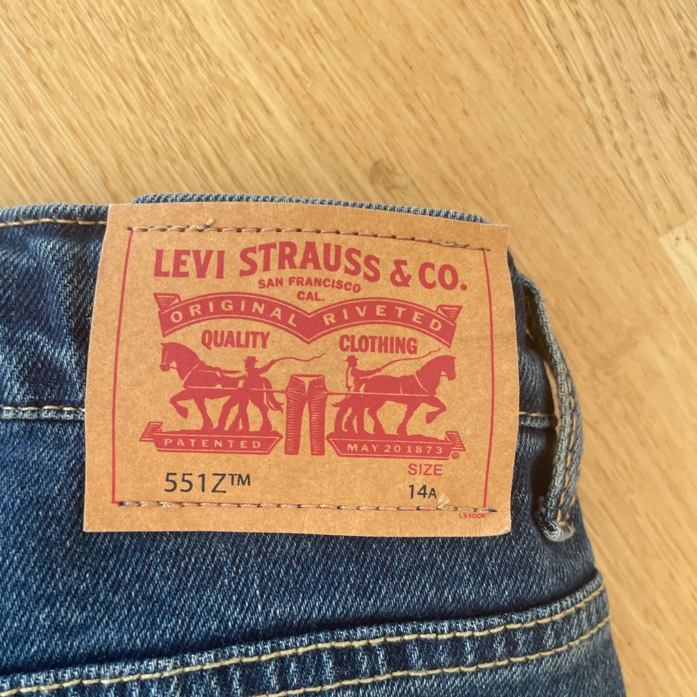 Säljer ett på helt nya Levis byxor, Skick 10/10 helt oanvända. Är cirka 168 och de sitter perfekt.. Jeans & Byxor.