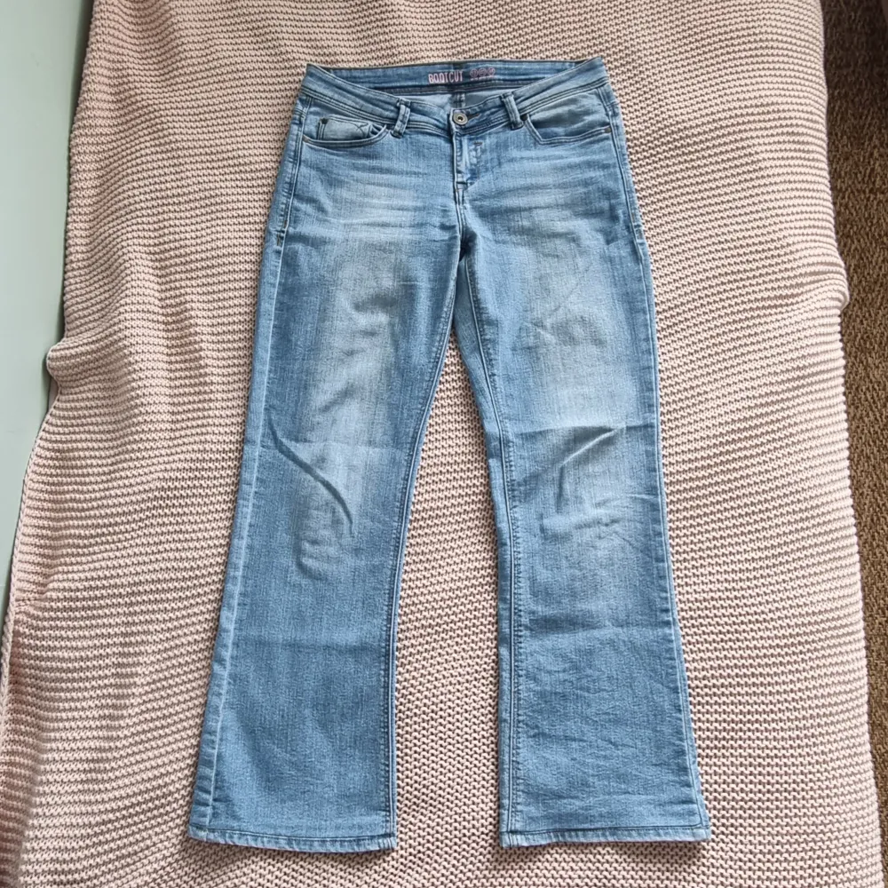 ljusa utsvängda jeans i jättefint skick, meddela mig för fler bilder✨️✨️. Jeans & Byxor.