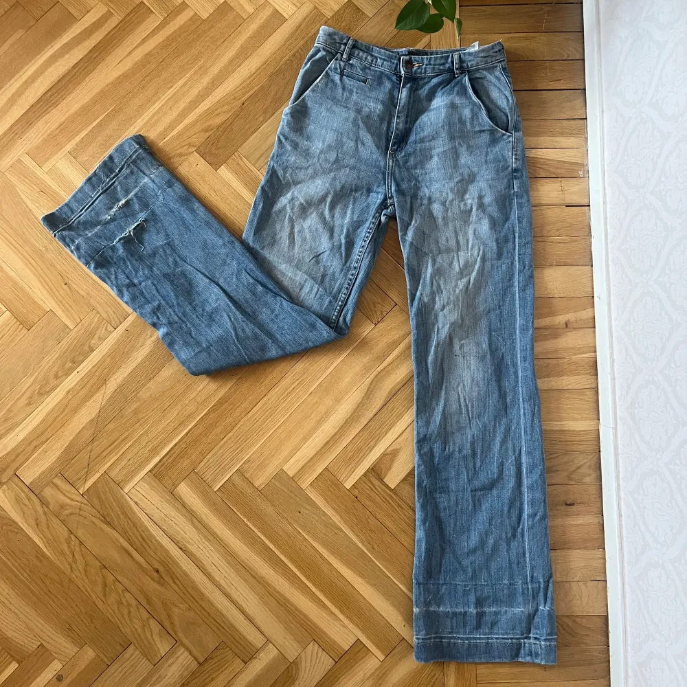 Vintage H&M jeans i ljus tvätt. Min mammas gamla från 90-talet. Gott skick förutom slitningar samt en fläck långt ner vid byxbenen. Hög midja.. Jeans & Byxor.
