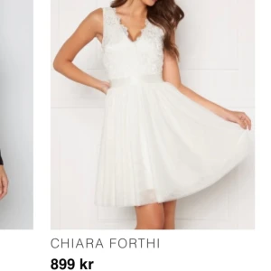 Vit klänning  - Helt oanvänd klänning ifrån Chiara Forthi, märkeslapparna sitter kvar. Strl 38