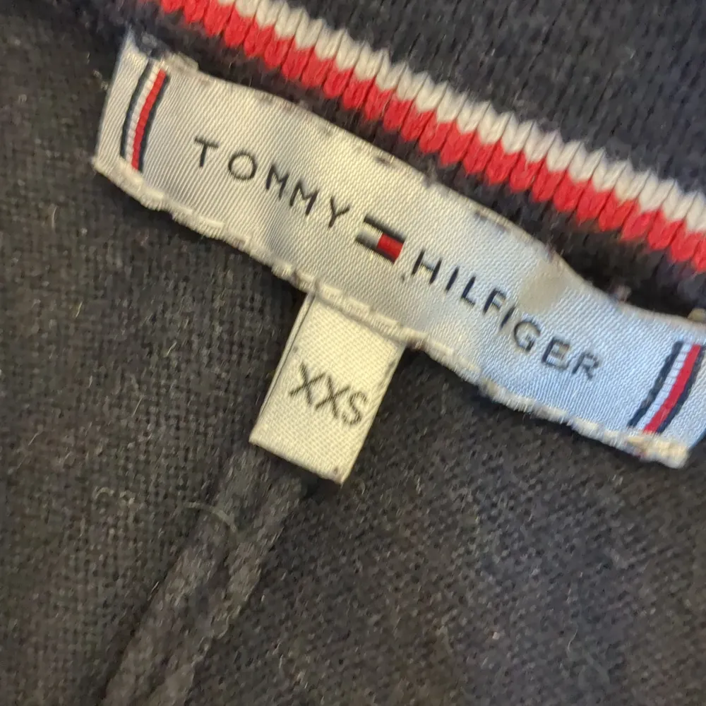 Säljer dessa supersnygga byxorna från Tommy Hilfiger. Säljer pga att dom är lite för små för mig men annars är dom helt perfekta. Dom är väl använda men har inga defekter. Storleken är xxs men dom passar även xs . Jeans & Byxor.