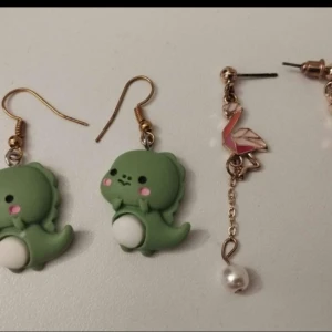 Smycken - Bild 1 - örhängen till höger från Guldfynd och de till vänster vet inte.  Bild 2 - kedjor till halsband ifall man har tappat bort eller att den blivit förstörd  Bild 3 och 4 - olika armband  Kom med pris förslag 