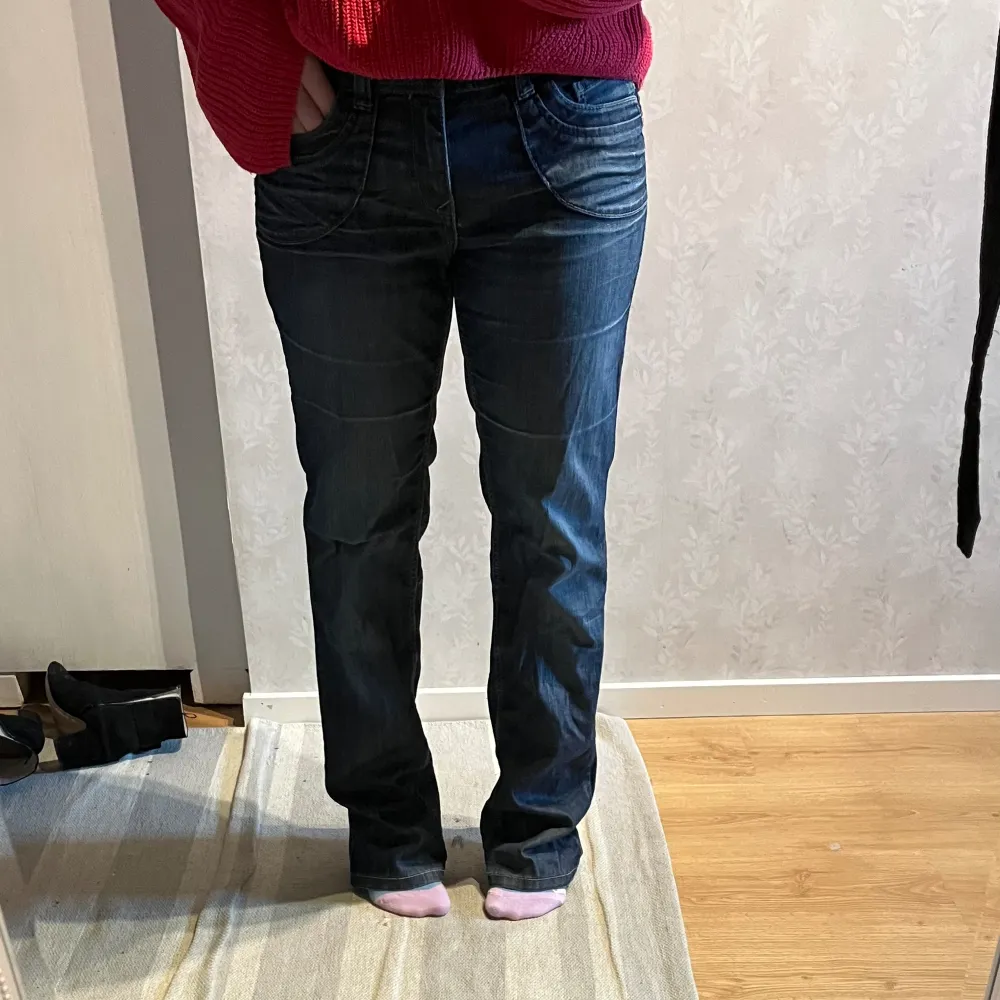 Raka jeans från esprit i en mörkare tvätt, storlek 31/32 motsvarar ungefär en M. Jeans & Byxor.