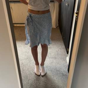 En söt kjol från vero Moda med blommönster på, perfekt skick. Storlek xs, runt 56 cm lång och man kan spänna åt midjan 💗